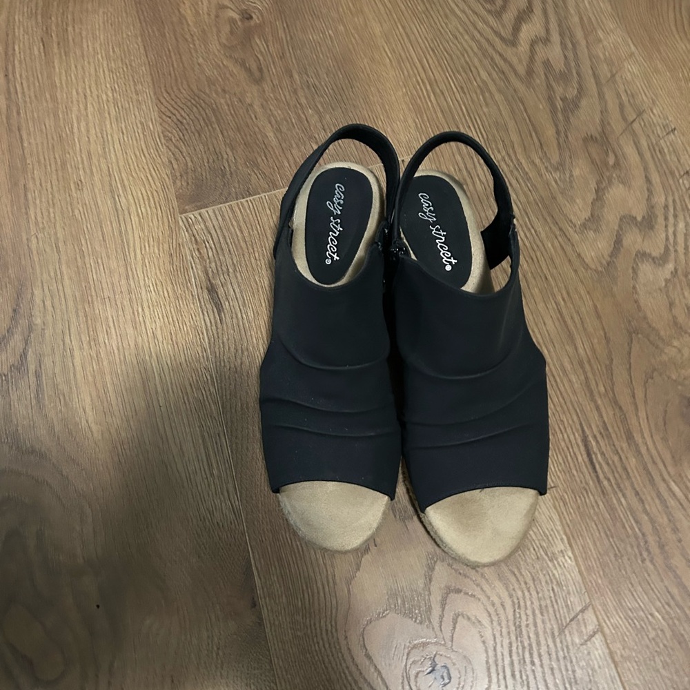 Easy Street Women's Black and Gold Wedges